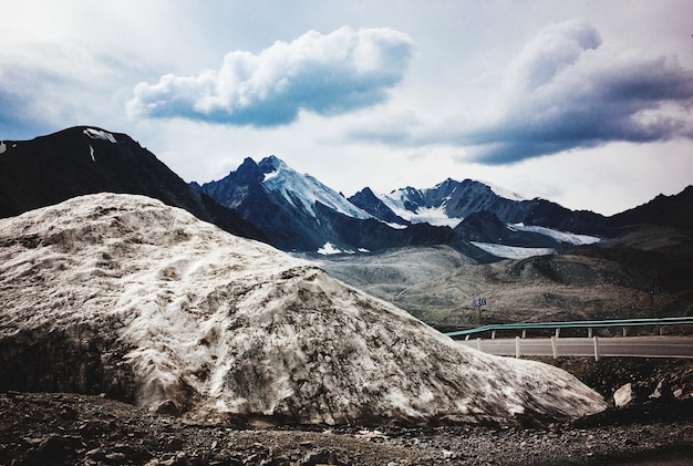 Foto vista panorámica de las montañas cubiertas de nieve contra el cielo