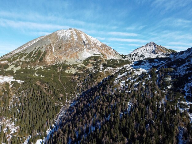 Foto vista panorámica de las montañas cubiertas de nieve contra el cielo