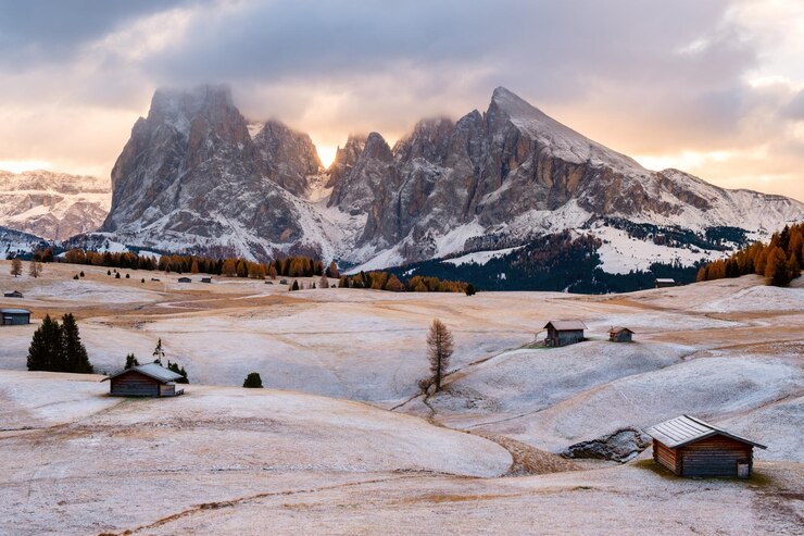 Foto vista panorámica de las montañas cubiertas de nieve contra el cielo