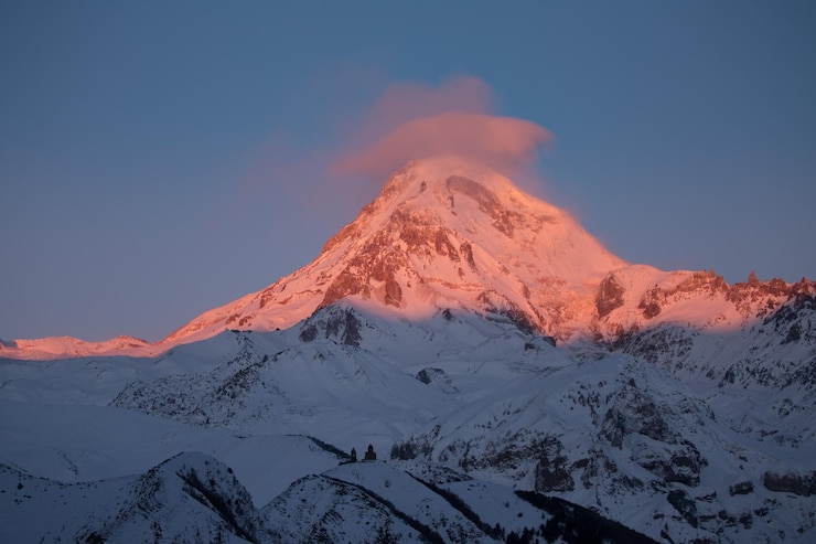 Foto vista panorámica de las montañas cubiertas de nieve contra el cielo