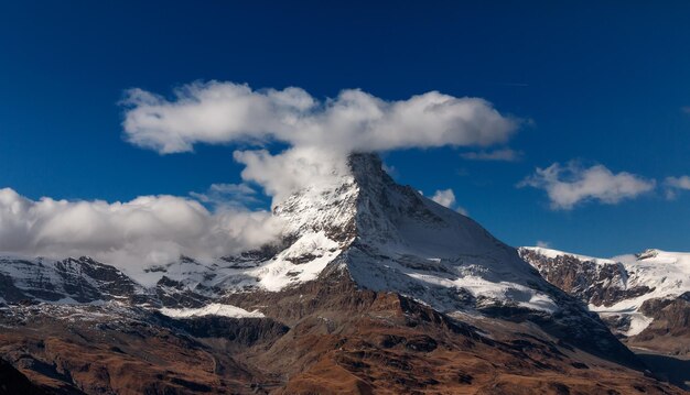 Vista panorámica de las montañas cubiertas de nieve contra el cielo