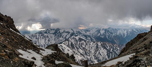 Foto vista panorámica de las montañas cubiertas de nieve contra el cielo