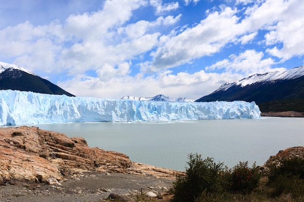 Foto vista panorámica de las montañas cubiertas de nieve contra el cielo