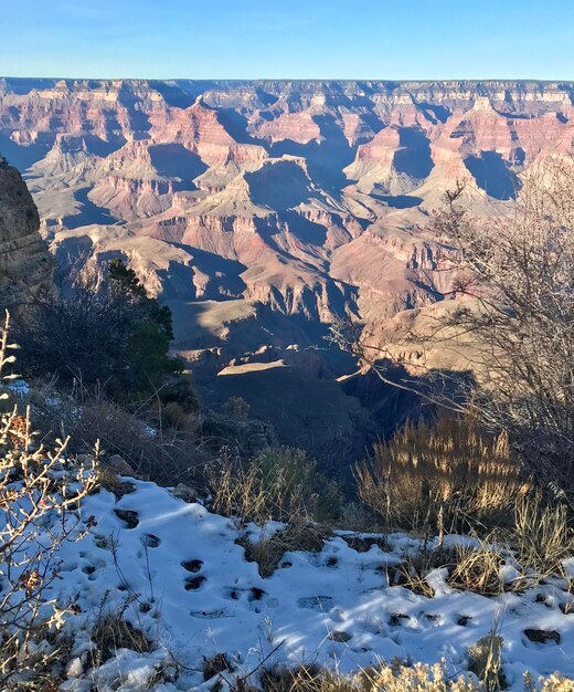 Foto vista panorámica de las montañas cubiertas de nieve contra el cielo