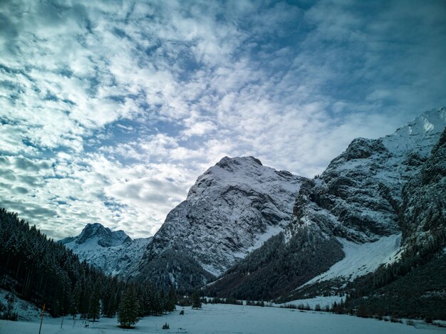 Vista panorámica de las montañas cubiertas de nieve contra el cielo