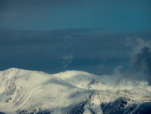 Vista panorámica de las montañas cubiertas de nieve contra el cielo