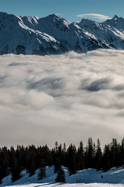 Foto vista panorámica de las montañas cubiertas de nieve contra el cielo