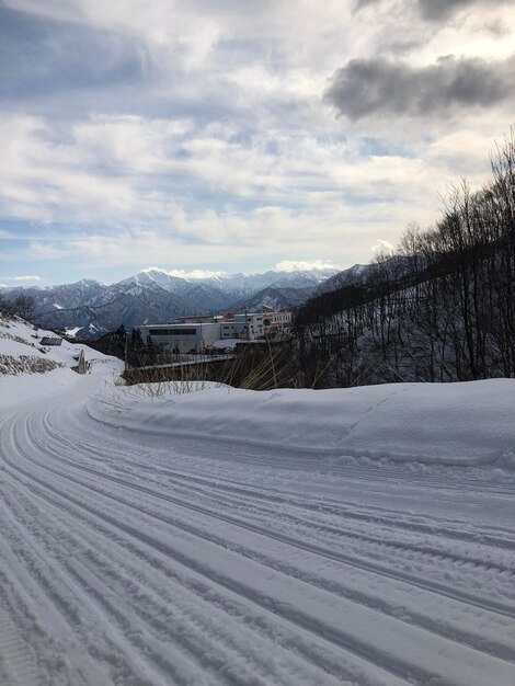 Vista panorámica de las montañas cubiertas de nieve contra el cielo