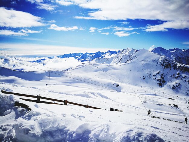 Foto vista panorámica de las montañas cubiertas de nieve contra el cielo