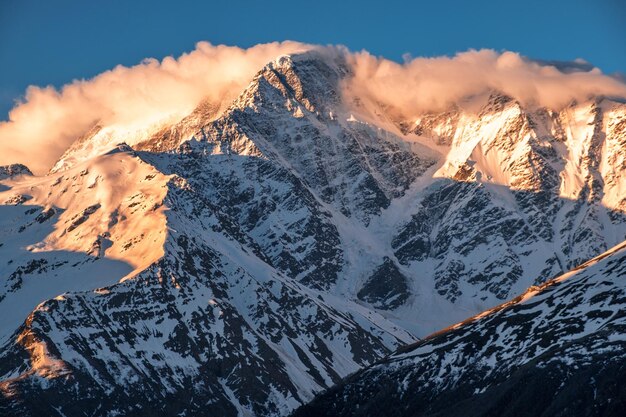 Foto vista panorámica de las montañas cubiertas de nieve contra el cielo