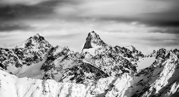 Foto vista panorámica de montañas cubiertas de nieve contra el cielo