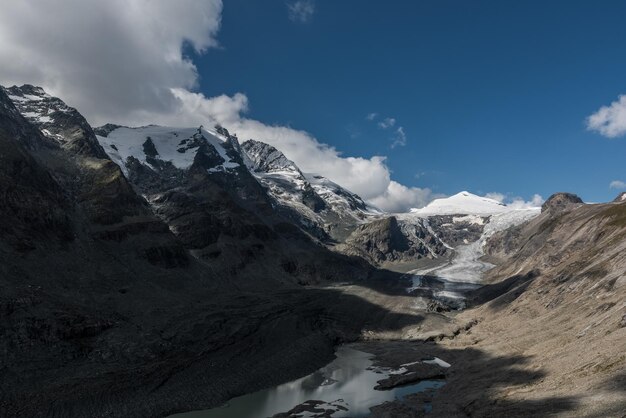 Foto vista panorámica de las montañas cubiertas de nieve contra el cielo