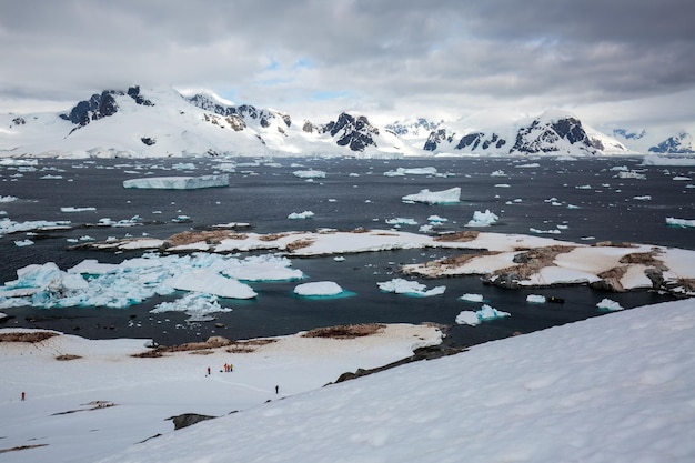 Vista panorámica de las montañas cubiertas de nieve contra el cielo