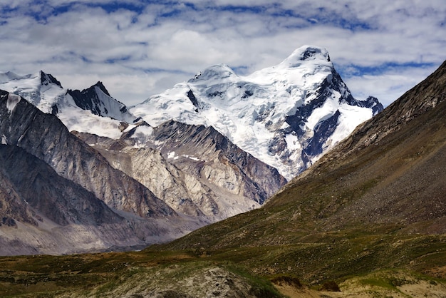 Vista panorámica de las montañas cubiertas de nieve contra el cielo