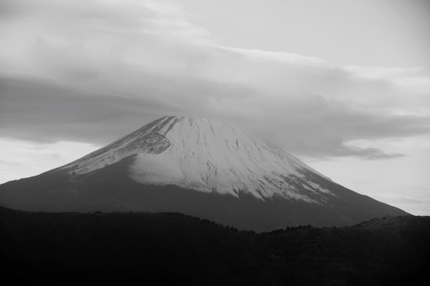 Vista panorámica de las montañas cubiertas de nieve contra el cielo