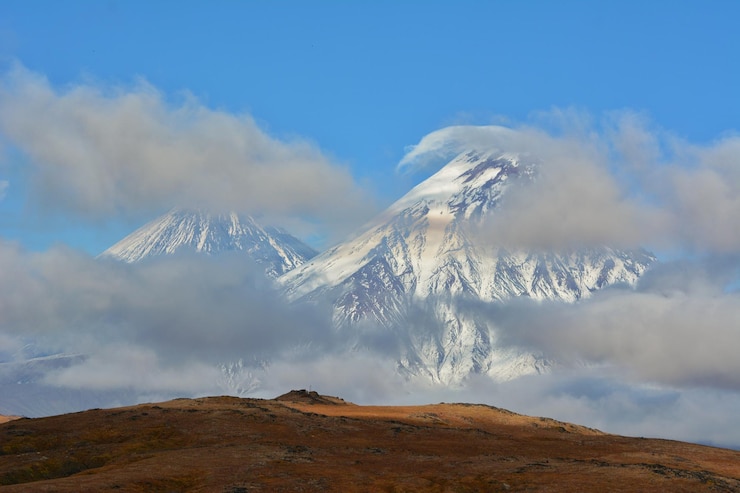 Foto vista panorámica de las montañas cubiertas de nieve contra el cielo