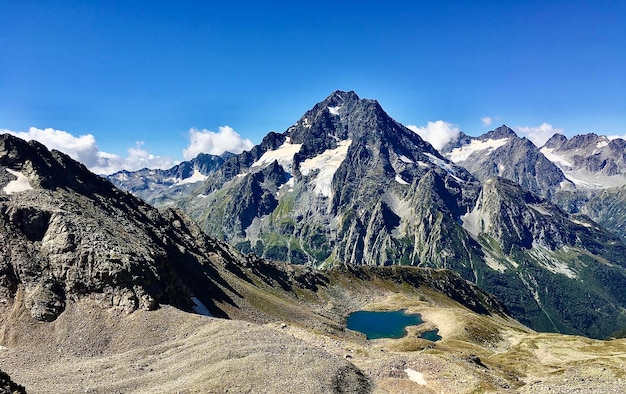 Vista panorámica de montañas cubiertas de nieve contra el cielo