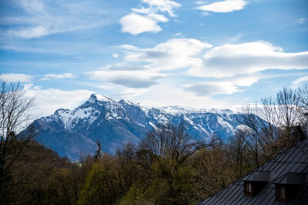 Foto vista panorámica de las montañas cubiertas de nieve contra el cielo