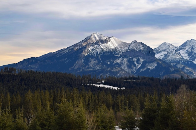 Vista panorámica de las montañas cubiertas de nieve contra el cielo