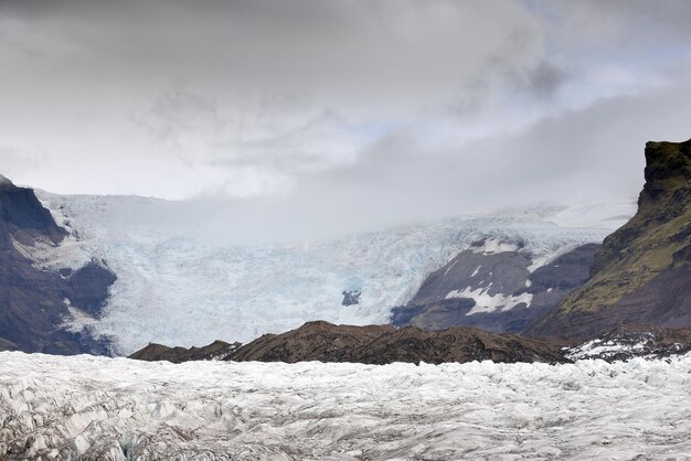 Foto vista panorámica de montañas cubiertas de nieve contra el cielo