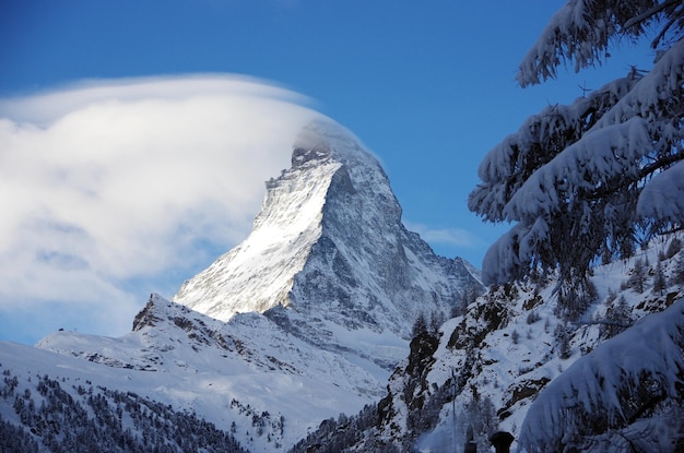 Vista panorámica de montañas cubiertas de nieve contra el cielo