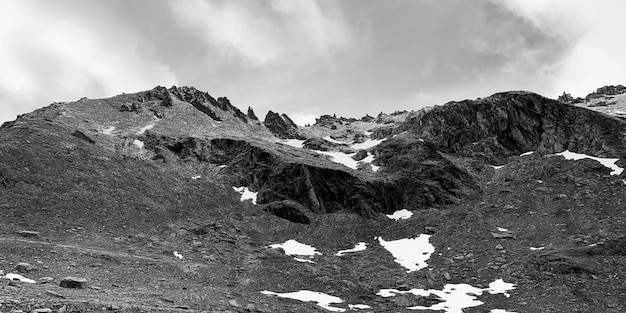 Foto vista panorámica de las montañas cubiertas de nieve contra el cielo