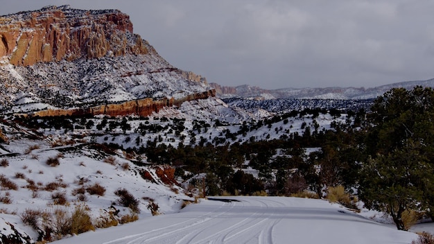 Vista panorámica de las montañas cubiertas de nieve contra el cielo