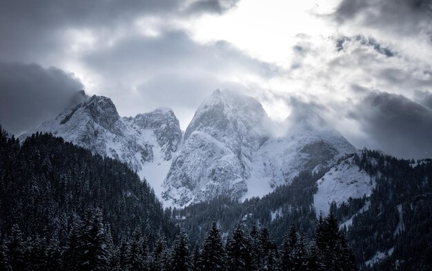 Vista panorámica de montañas cubiertas de nieve contra el cielo