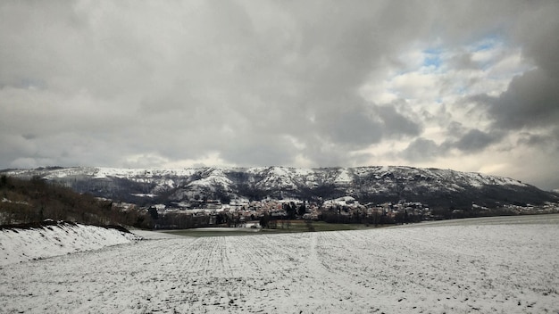 Foto vista panorámica de las montañas cubiertas de nieve contra el cielo