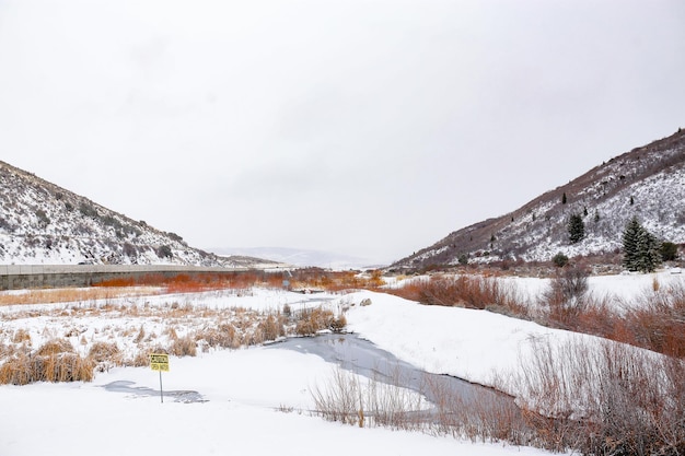 Vista panorámica de las montañas cubiertas de nieve contra el cielo