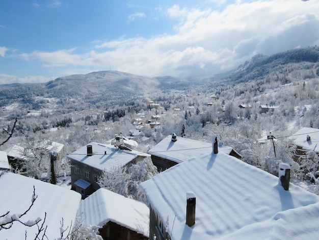 Foto vista panorámica de las montañas cubiertas de nieve contra el cielo