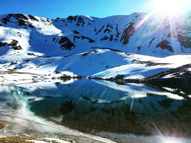 Foto vista panorámica de las montañas cubiertas de nieve contra el cielo