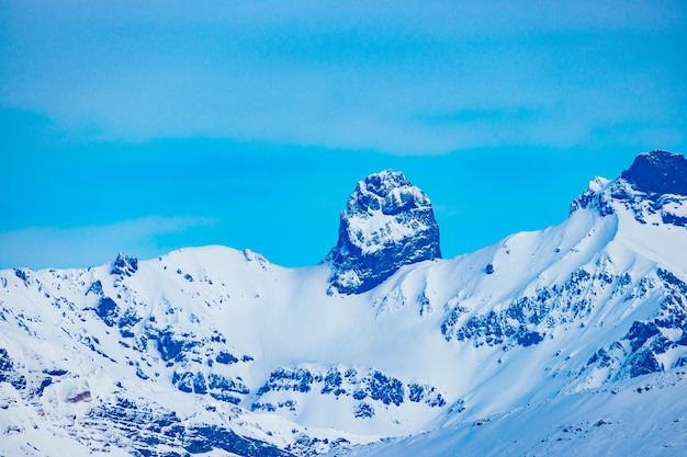 Foto vista panorámica de las montañas cubiertas de nieve contra el cielo