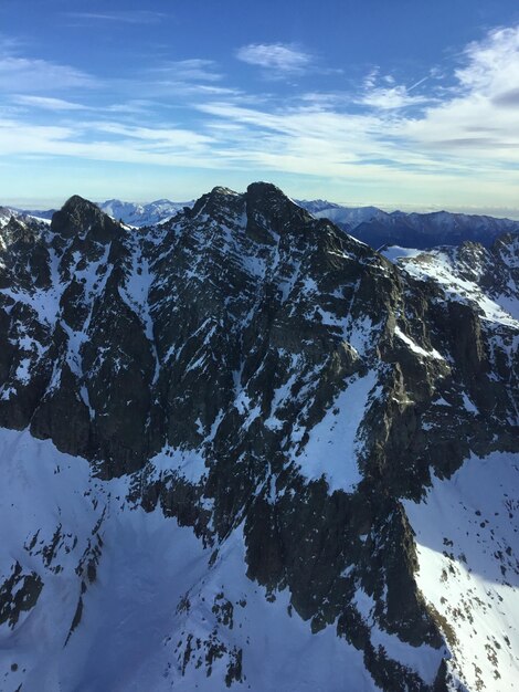 Foto vista panorámica de las montañas cubiertas de nieve contra el cielo
