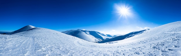 Vista panorámica de las montañas cubiertas de nieve en un día helado de invierno claro.