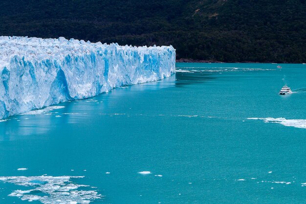 Foto vista panorámica de las montañas cubiertas de nieve y el glaciar