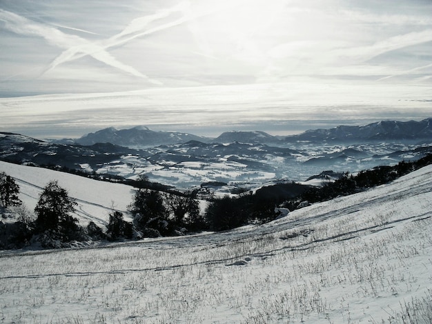 Foto vista panorámica de las montañas cubiertas de nieve