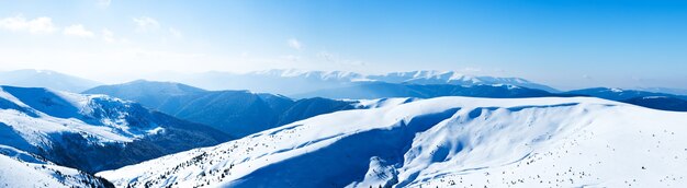 Vista panorámica de las montañas cubiertas de nieve.