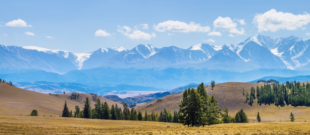 Vista panorámica de las montañas en un día de verano