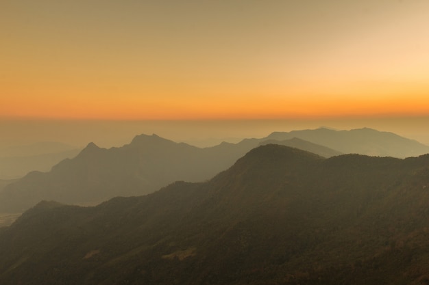 Vista panorámica de las montañas de invierno en el atardecer.