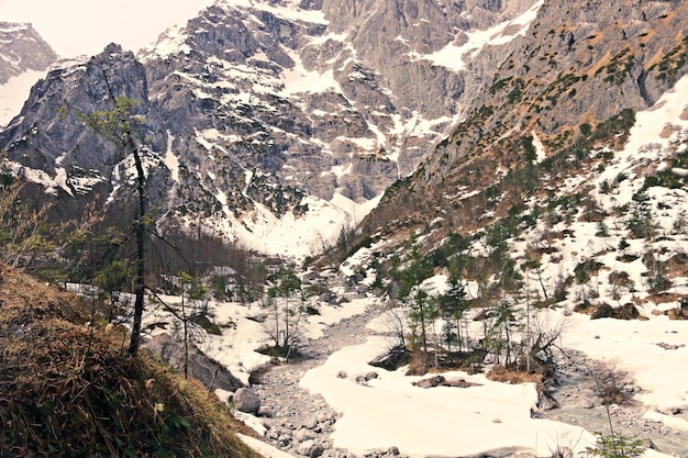 Foto vista panorámica de las montañas durante el invierno