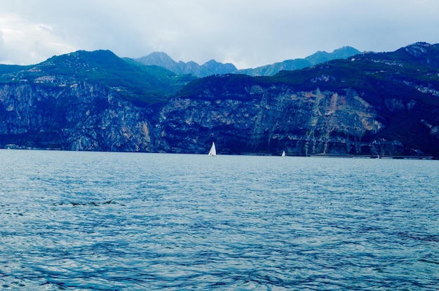 Vista panorámica de las montañas junto al lago