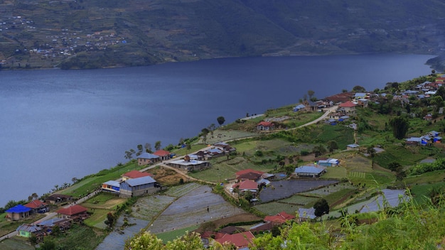 Vista panorámica de las montañas y el lago.