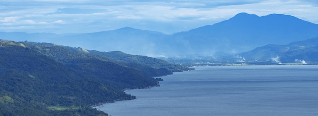 Vista panorámica de las montañas y el lago.