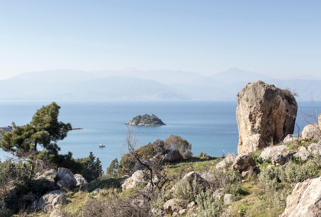 Vista panorámica de las montañas del mar desde una altura en la mañana soleada de invierno Peloponeso Grecia