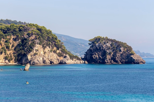 Vista panorámica de las montañas y el mar cerca de la ciudad turística de Parga en una región soleada de verano de Epirus Grecia