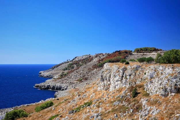 Vista panorámica de las montañas y el mar contra un cielo azul claro