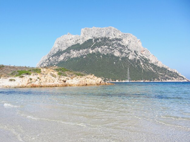 Vista panorámica de las montañas y el mar contra el cielo azul