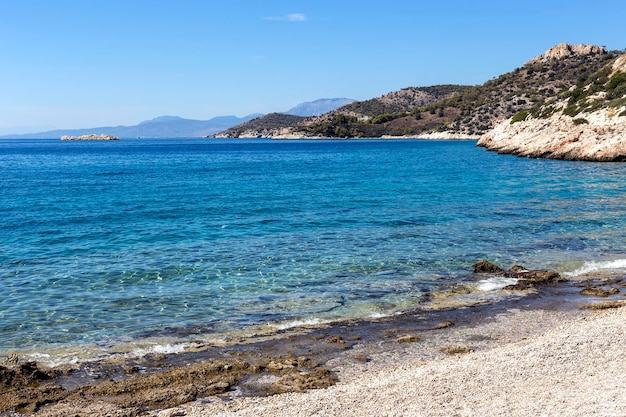 La vista panorámica de las montañas y el mar Isla Salamina Grecia