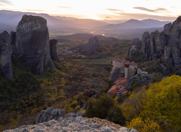 Vista panorámica de las montañas de Meteora y el Monasterio de Rusanou desde la plataforma de observación en Grecia